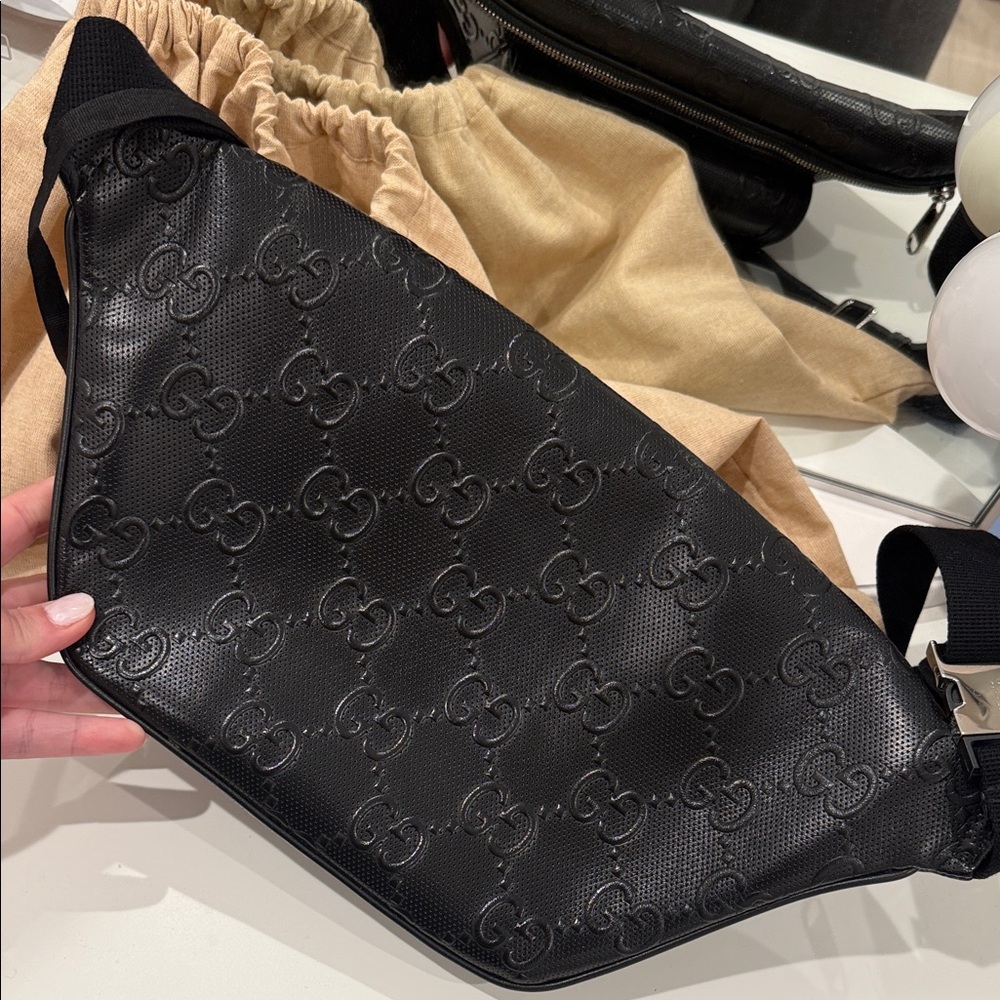 Gucci Black Embossed GG Leather Belt Bag - Picture 4 of 8